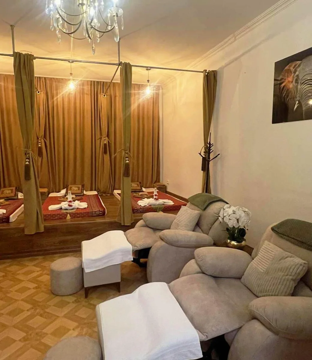 Relaxation lounge with chandelier